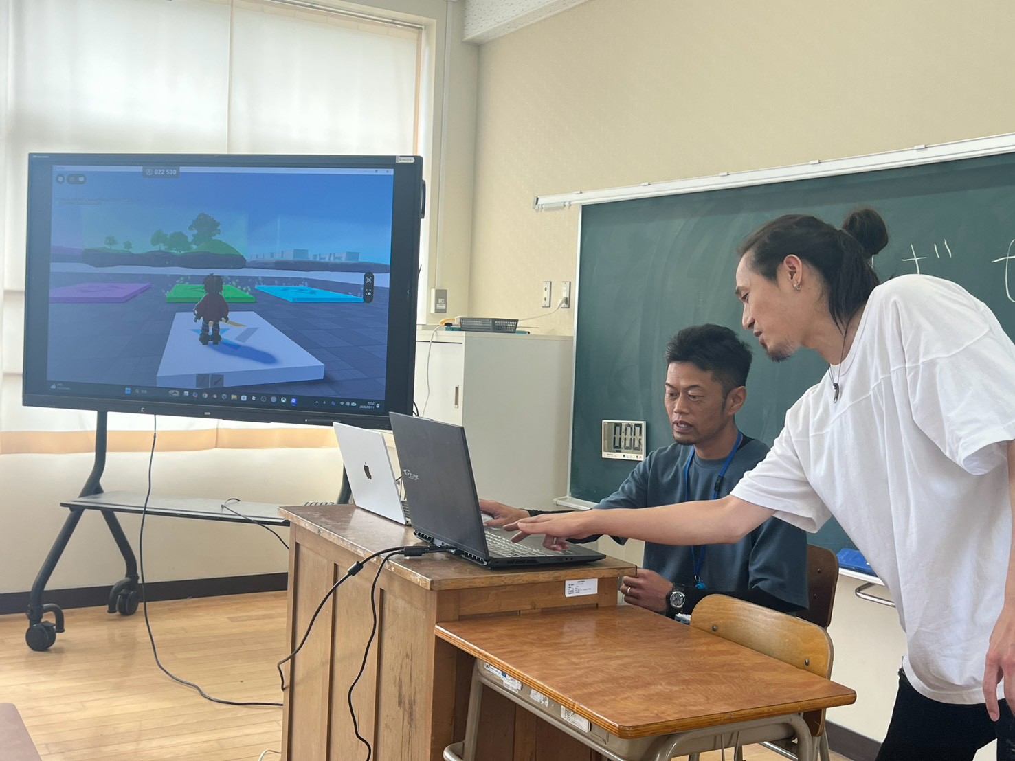 Robloxを使ったアイスブレイクで担任の先生がゲームに挑戦する様子